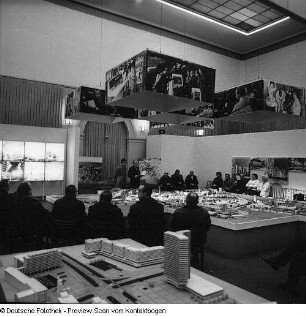 Internationale Kommunalpolitiker: Vorbereitungskommision? für das 9. Kolloquium (1972.03); Uno Vereinigung im Rathaus (1972.03.20); Schwedische Kommunalpolitiker mit Böhme (1972.07); Wrozlawer Stadtverordnete (1972.12); Ostrawa (1973.05); Präsident der französischen Abgeordneten (1974.01)