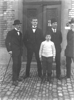Gruppenbild vor einer Haustür