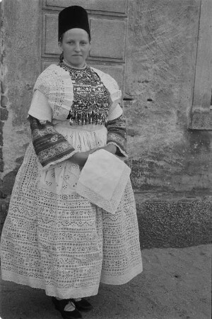 Braut in Hoyerswerdaer Tracht. : Njewjesta we Wojerowskej narodnej drasće z Wulkeho Ćiska.