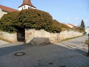 Ansicht von Südwesten mit Rest des ehemaligen Kammertores sowie Kirchhofmauer über Südflanke - Toranlage sowie Wehrgang im 18 Jh abgetragen