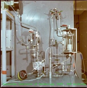 Versuchsaufbau des Tritiumextraktionskreislaufs (TRITEX) der Hauptabteilung Ingenieurtechnik (IT)
