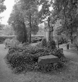 Grabmal der Familie Uhlig : Grabmal der Familie Uhlig. Sandstein (wohl 1890/1920). Chemnitz-Glösa-Draisdorf, Kirchhof von Sankt Jodokus (Friedhof Glösa)