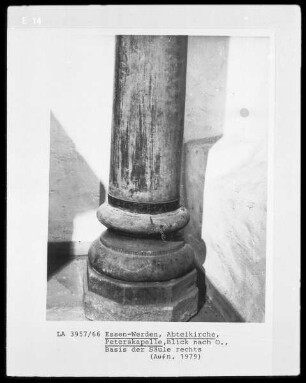 Basis der rechten Säule der Peterskapelle