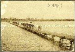 Deutsche Kolonialtruppen beim Überqueren des Flusses Rufiji