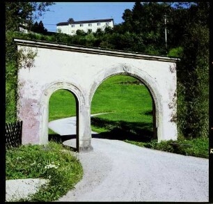 Schapbach: alter Torbogen mit Durchblick auf Kinderheim