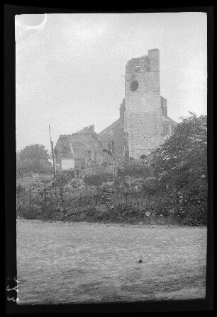 Illies (Dep. Nord, Frankreich): zerstörte "Kirche" (Distanzaufnahme)