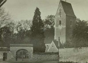 Ammelshain, Ansicht der Dorfkirche mit Kirchhofsmauer und Tor