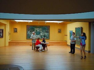 Worpswede - Besucher in der Kunsthalle : Besucher in der Kunsthalle. Aufgenommen im Künstlerdorf Worpswede am 3. August 2011