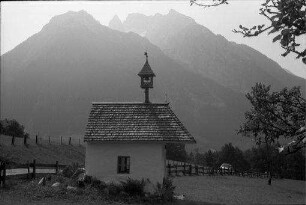Schwarzbachwachsattel: Kapellchen, Hintergrund Watzmann