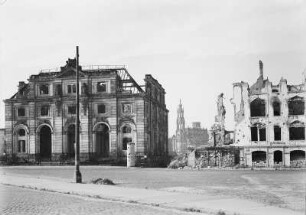 Dresden-Neustadt. Blockhaus am Neustädter Markt (Neustädter Wache) mit Blick auf Katholische Hofkirche. Trümmeraufnahme