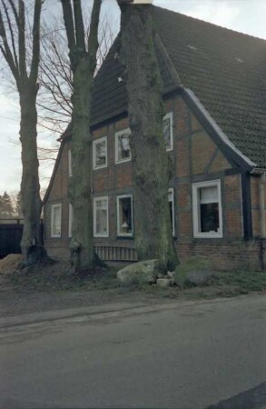 Höltenklinken: Klinken 7: traufständiges Fachwerkhaus: Giebelseite Wohntrakt: davor drei Bäume