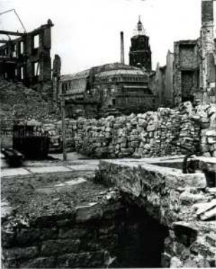 Gestapelte Steine in Trümmerlandschaft, Dresden