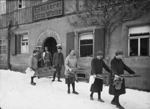 Wohnhaus mit Bäckerei Otto Weise : Kohren-Sahlis, Bäckerei Otto Weise, Bäcker und Kunden beim Abholen der Weihnachtsstollen