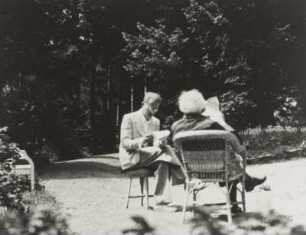Gerhart Hauptmann und Erhart Kästner bei der Arbeit auf Haus Wiesenstein : Gerhart Hauptmann (rechts) und sein Sekretär Erhart Kästner bei der Arbeit auf Haus Wiesenstein in Agnetendorf