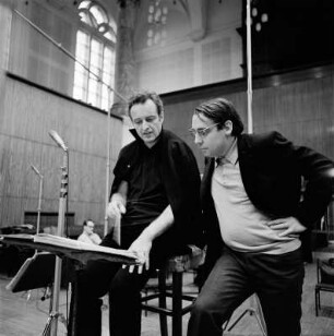 Carlos Kleiber im Probengespräch mit Konzertmeister Rudolf Ulbrich