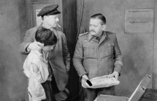 Szenenbilder aus dem Stück "Die Sonnenbrucks" von Leon Kruczkowski am Deutschen Theater Berlin : Szene mit Hans Stiebner als (rechts)