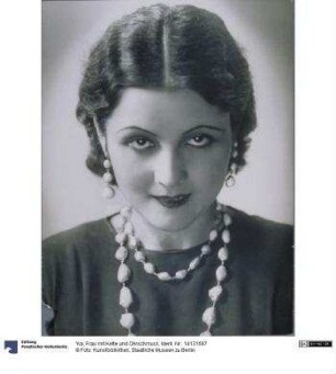 Frau mit Kette und Ohrschmuck