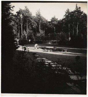 Garten Albert Speer, Berlin-Zehlendorf: Überblick über den Garten mit Schwimmbassin