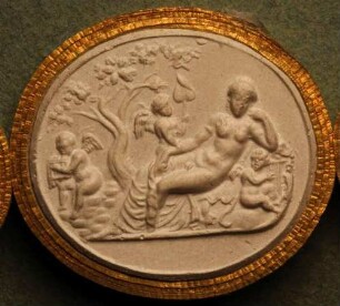 Ruhender Hermaphroditos, umschwebt von drei Liebesgöttern (Daktyliothek, Erstes Mythologisches Tausend)