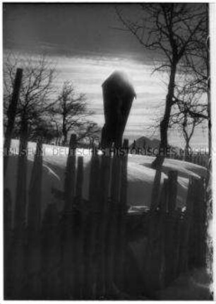 Winterliche Landschaft mit Bildstock