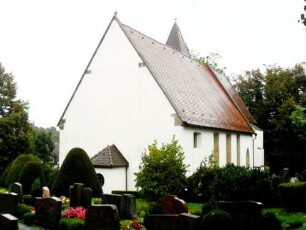 Friedhofskirche (St Martin und Markus)-Ansicht von Westsüdwesten über Langhaus (im Kern erbaut 1403-Barocke Überarbeitung-Renovierung 1954) in Übersicht