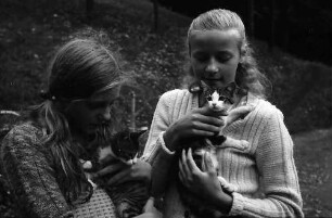 Daniela und Nicole mit Kätzchen in Kaltwasser