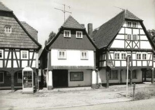 Hirschfelde (Kreis Zittau), Ernst-Thälmann-Platz 8. Wohnhaus mit Ladeneinbau (1786/1800). Ansicht mit Neuer Schmiede (Nummer 6)