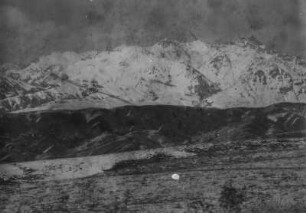 Gebirgszug : Panorama eines schneebedeckten Gebirgszugs im Tian Shan Hochgebirge