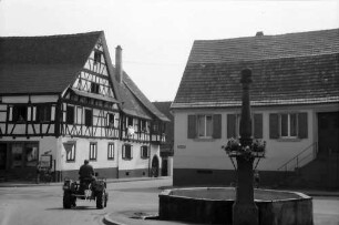 Bötzingen: Brunnen und Fachwerkhaus mit Erker