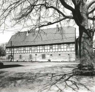 Eula (Kreis Borna). Gehöft (Pfarrhof?). Straßenansicht des Wohnstallhauses