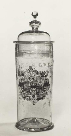 Deckelhumpen mit sächsischem Gesamtwappen. Sachsen, 1651. Glas (grünlich, blasig), Emailmalerei, Reste von Vergoldung; Höhe mit Deckel 24,5 cm. Dresden: Kunstgewerbemuseum 46844 (Haase, 1988, Kat. Nr. 29)