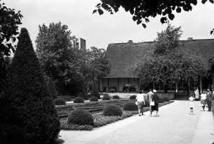 Berlin; West: Teehaus Englischen Garten