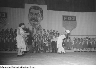 Darbietung des Tanzes "Der junge Kapitän" vom Volkskunstensemble der Deutsch-Sowjetischen Freundschaft in der Messehalle 4