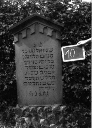 Grabstein 10 (Index: 100100687) Material: Sandstein Zustand: gut Maße HxBxT: 150x62x24 cm Beschreibung: Stele, Rusticasockel, giebelartiger Abschluß mit Verdachung Symbolik: gestelztes Rundbogenfries: Grabstein 10