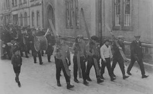 Internationales Wintersportfest der Arbeitersportler in Johanngeorgenstadt, Skiläufer an der Spitze eines Festumzuges (31.01.-1.02.1931) : Internationales Wintersportfest der Arbeitersportler in Johanngeorgenstadt
