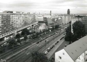 Dresden-Altstadt. St. Petersburger Straße. Blick vom Wohnhochhaus Mosczinskystraße über UFA-Palast nach Norden mit Kreuzkirchen- und Rathausturm