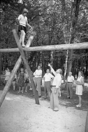 Eröffnung des Waldspielplatzes bei Knielingen im Gewann "Ackerheck"