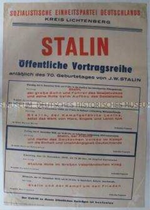 Maueranschlag mit der Ankündigung einer Vortragsreihe zum 70. Geburtstag von Stalin