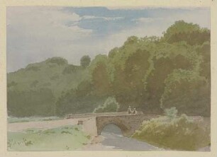 Steinbrücke über einen Fluss am Waldrand