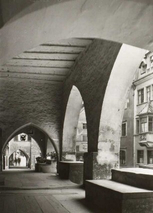 In Lindau am Bodensee unter den Brotbänken : Lindau. Maximilianstraße (Hauptstraße) mit Brotlauben. Laubengang