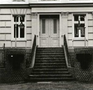 Cottbus, Eilenburger Straße 8/9. Wohn- und Verwaltungsgebäude (E. 19. Jh.), Portal und Treppe