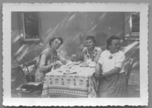 Etha Richter und zwei Frauen beim Kaffeetrinken im Freien
