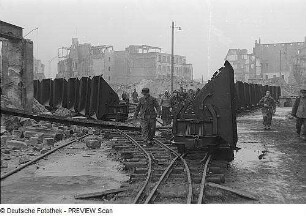 Dresden. Gleise der Trümmerbahn mit Weiche und bereitgestellten Kipplorenzügen