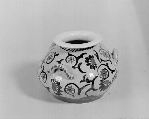 Vase mit drei Henkeln