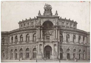 Die zweite Semperoper (neues Königliches Hoftheater Dresden-Altstadt) auf dem Theaterplatz in Dresden, Hauptfassade