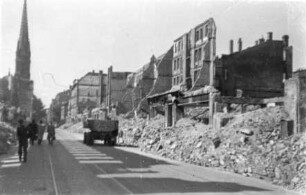 Zerstörte Gebäude in der Albertstraße (heute Riemannstraße), Blickrichtung Westen