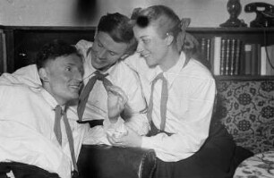 Szenenbilder aus " Das rote Halstuch" von S. Michalkow mit H.-E. Stecher, S. Menzel, Ch. Stenschke, E. Friedrichson, Theater der Freundschaft, 29.04.1952