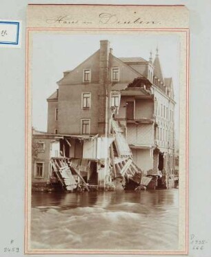 Das vom Hochwasser am 30./31. Juli 1897 zerstörte Haus des Bäckermeisters Oelsner am Weißeritzufer in Deuben (Freital)