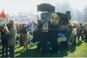 Rüstungs-Panzer-Modell der Wandmalgruppe Düsseldorf auf der Friedenskundgebung in Bonn am 22. Oktober 1983