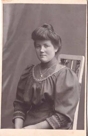 Foto Frau mit Hochsteckfrisur im Fotoatelier